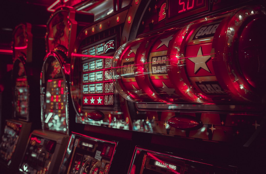 Pria bermain game slot online di laptop
